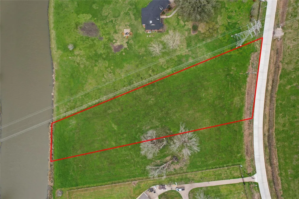 708 Winchester Trail Angleton, TX 77515