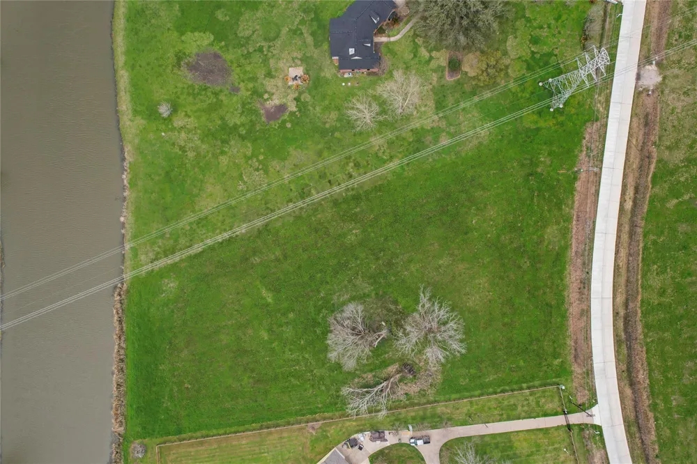 708 Winchester Trail Angleton, TX 77515