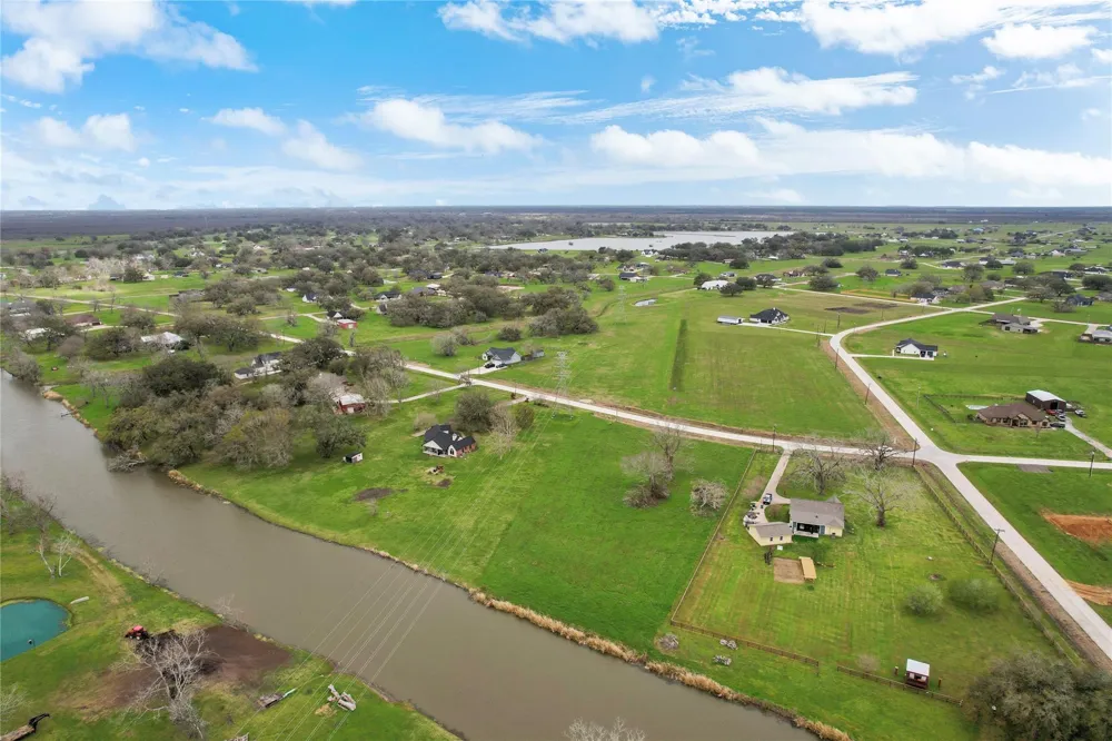 708 Winchester Trail Angleton, TX 77515