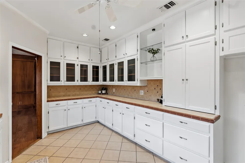 904 Bob White Street Bryan, TX 77802