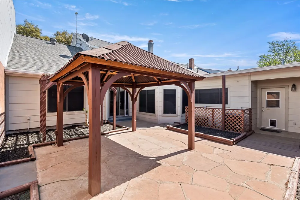 904 Bob White Street Bryan, TX 77802