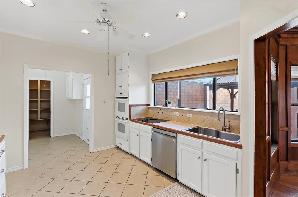 904 Bob White Street Bryan, TX 77802