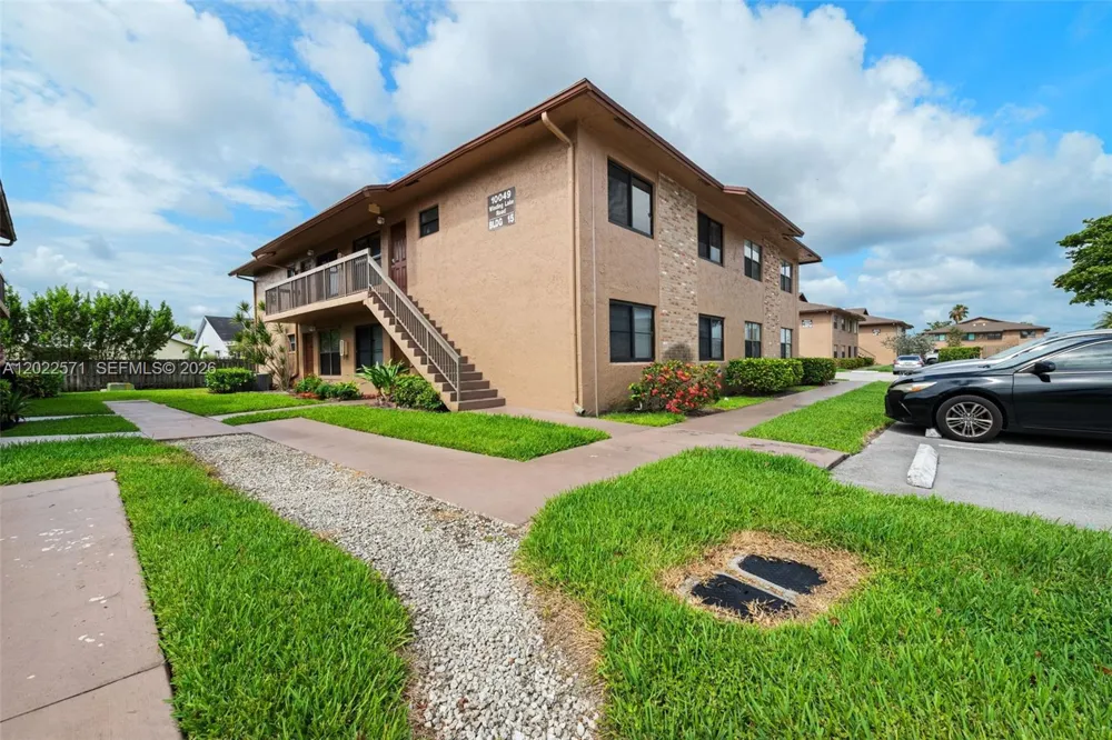 10049 Winding Lake Rd #202 Sunrise, FL 33351