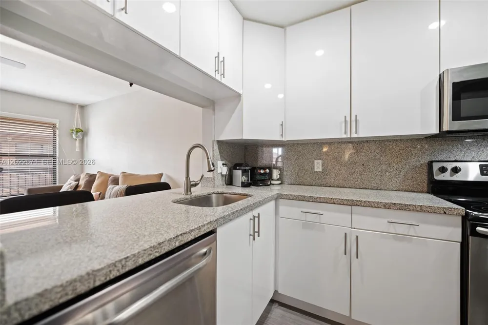 10049 Winding Lake Rd #202 Sunrise, FL 33351