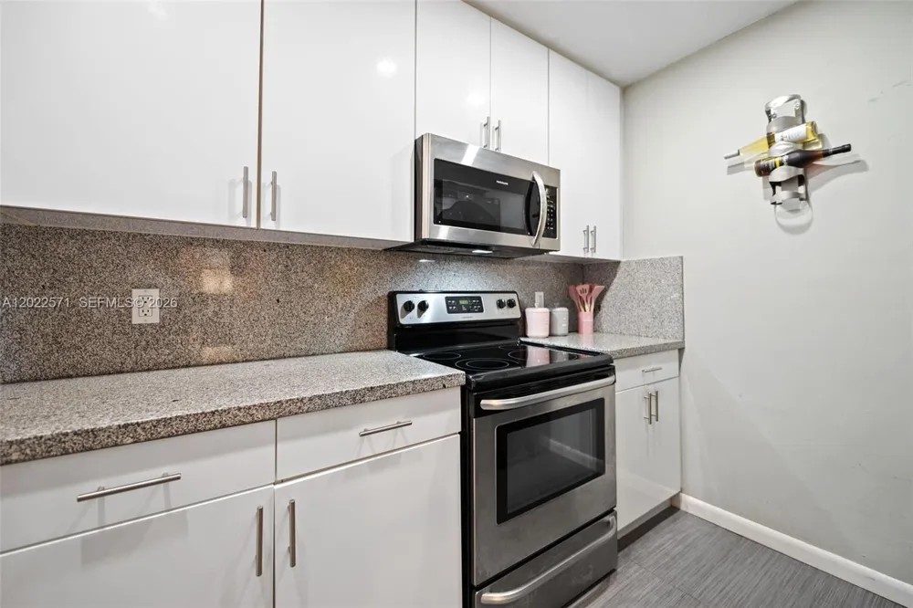 10049 Winding Lake Rd #202 Sunrise, FL 33351