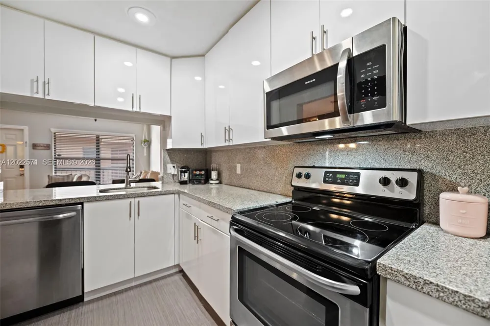 10049 Winding Lake Rd #202 Sunrise, FL 33351
