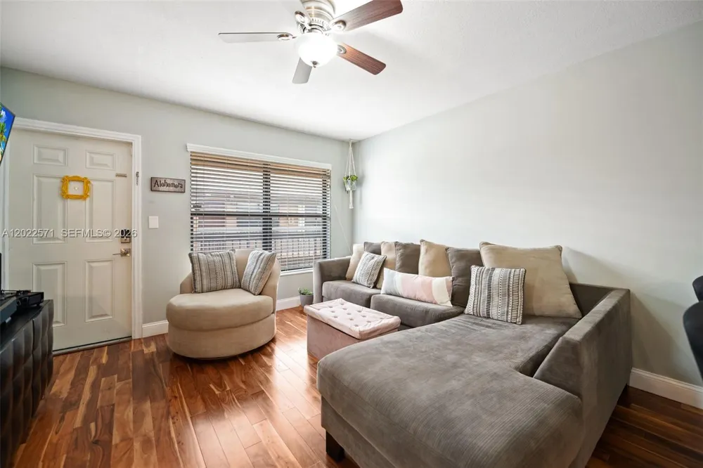 10049 Winding Lake Rd #202 Sunrise, FL 33351
