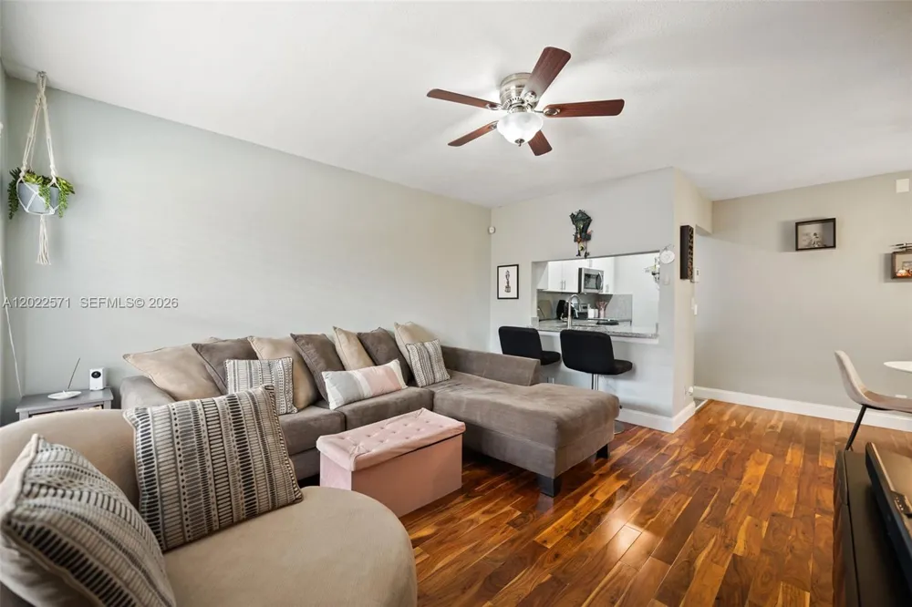 10049 Winding Lake Rd #202 Sunrise, FL 33351