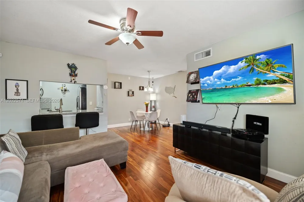 10049 Winding Lake Rd #202 Sunrise, FL 33351