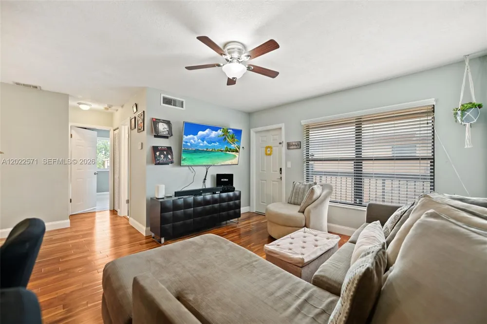 10049 Winding Lake Rd #202 Sunrise, FL 33351