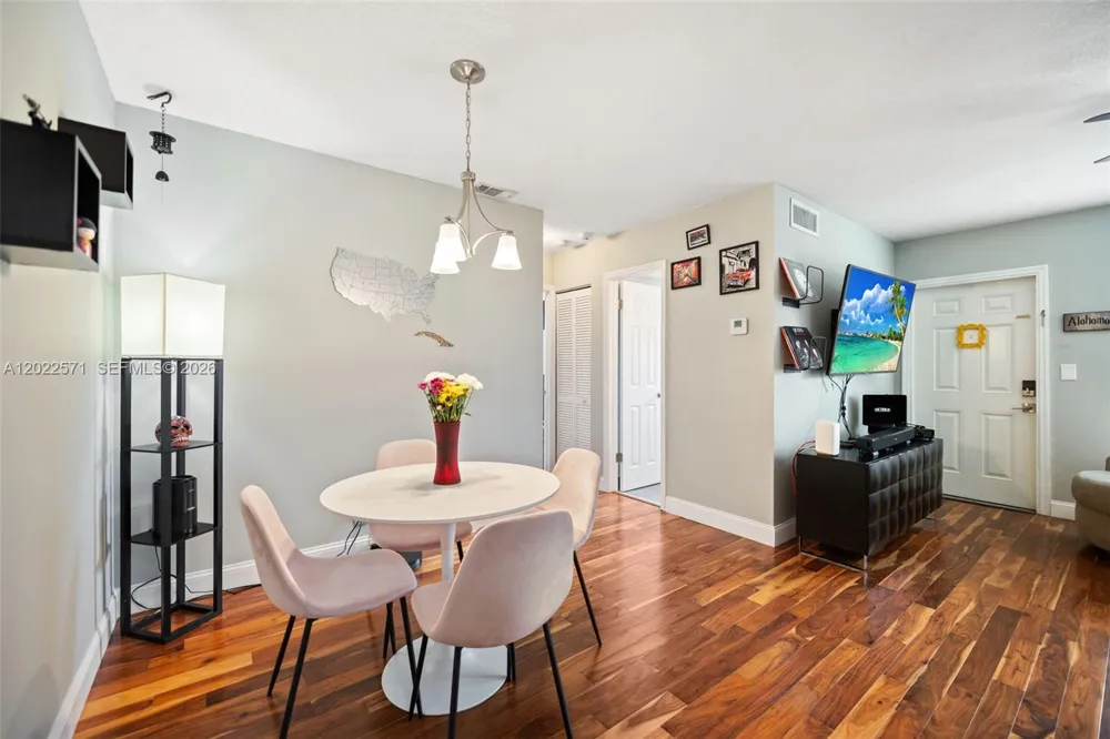 10049 Winding Lake Rd #202 Sunrise, FL 33351