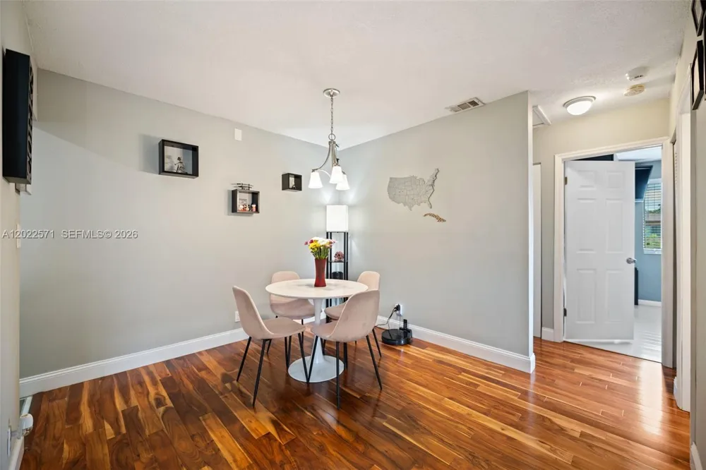 10049 Winding Lake Rd #202 Sunrise, FL 33351