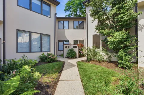 138 MONTROSE AVENUE #26