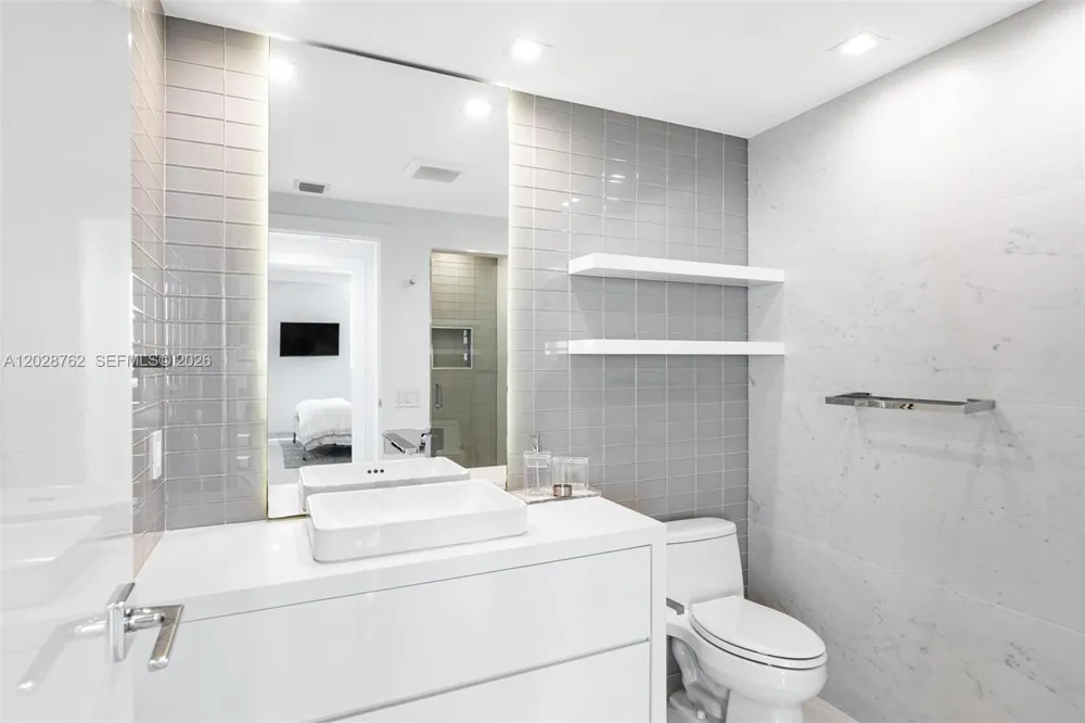 3801 Collins Ave #703 Miami Beach, FL 33140