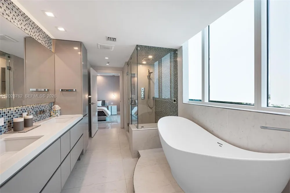3801 Collins Ave #703 Miami Beach, FL 33140