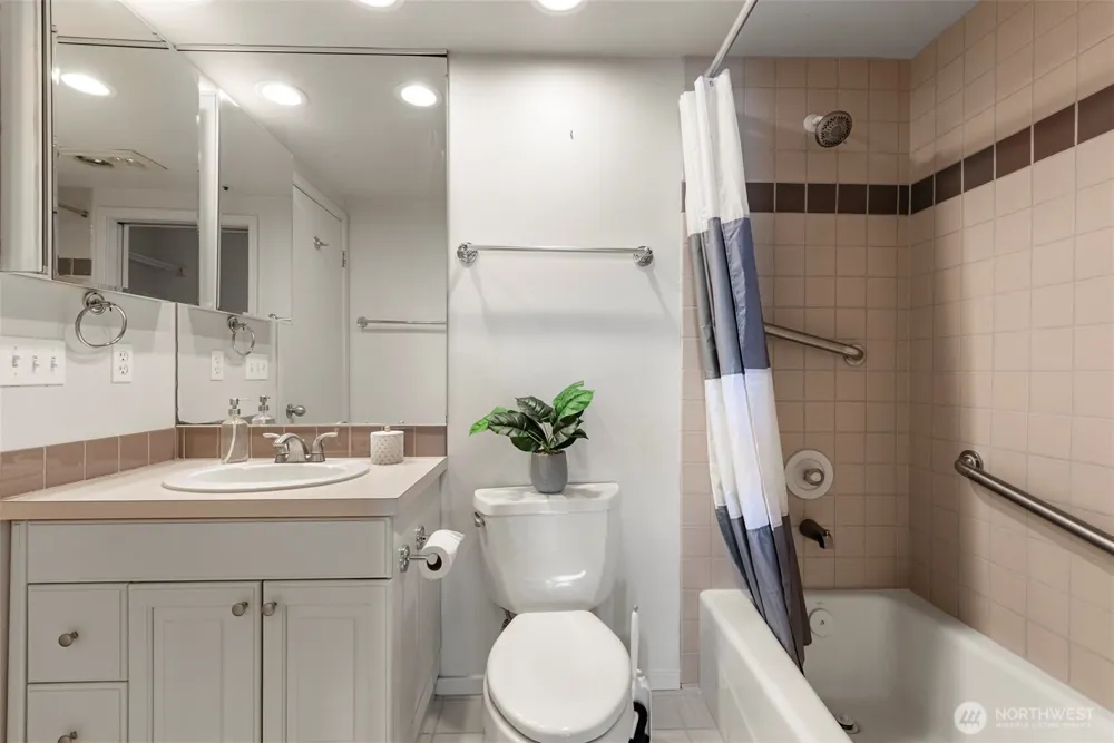 2400 8th Avenue #1S Seattle, WA 98109