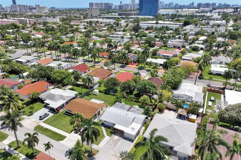 814 NE 4th St Hallandale Beach, FL 33009