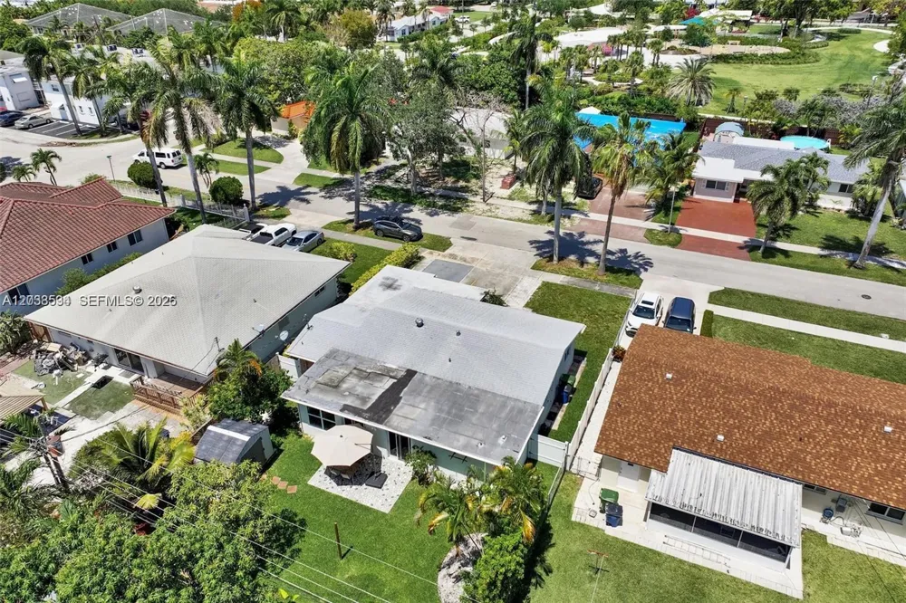 814 NE 4th St Hallandale Beach, FL 33009