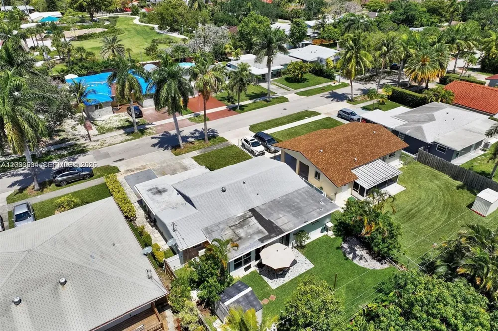 814 NE 4th St Hallandale Beach, FL 33009