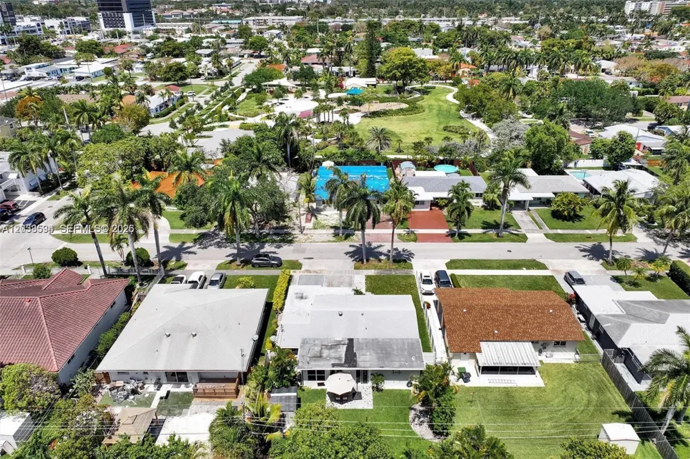 814 NE 4th St Hallandale Beach, FL 33009