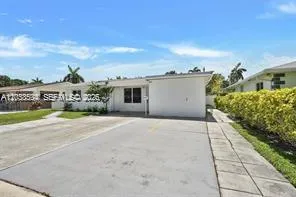 814 NE 4th St Hallandale Beach, FL 33009