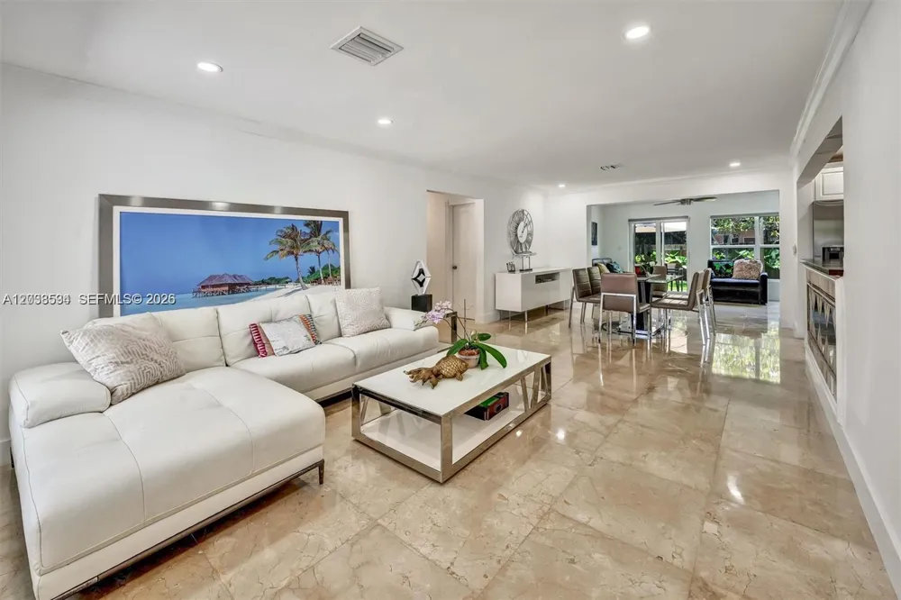 814 NE 4th St Hallandale Beach, FL 33009