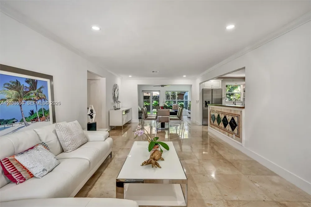814 NE 4th St Hallandale Beach, FL 33009