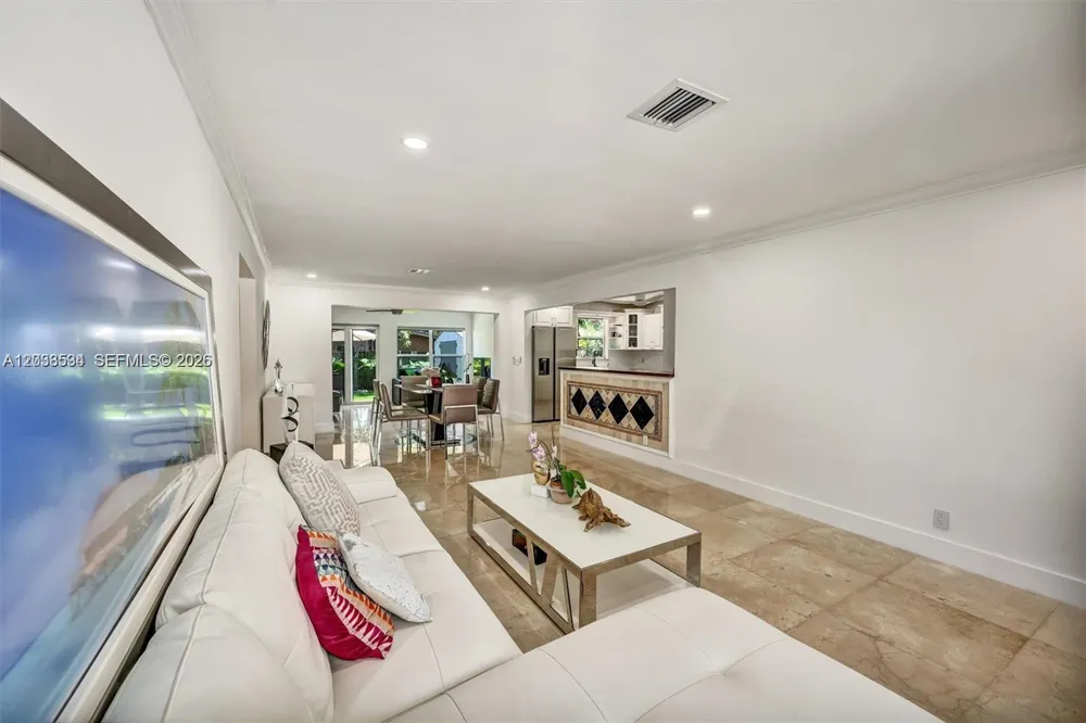 814 NE 4th St Hallandale Beach, FL 33009