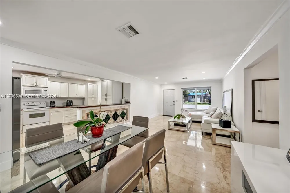 814 NE 4th St Hallandale Beach, FL 33009