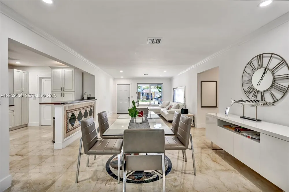 814 NE 4th St Hallandale Beach, FL 33009