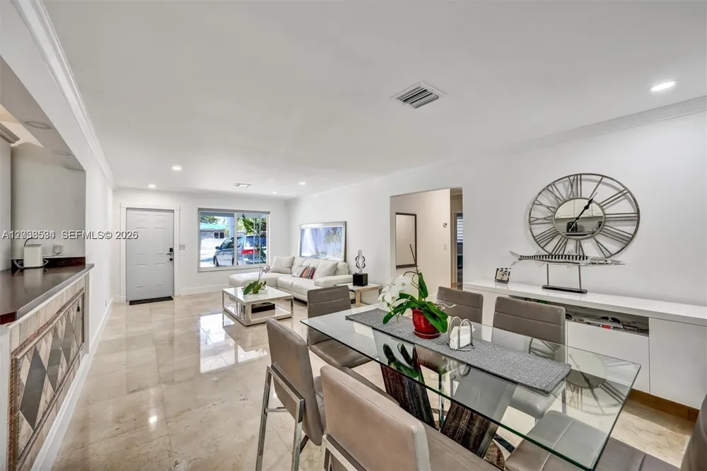 814 NE 4th St Hallandale Beach, FL 33009