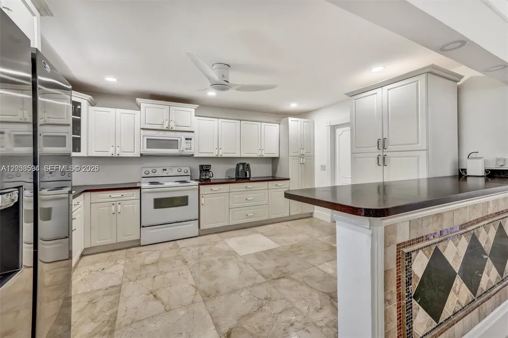 814 NE 4th St Hallandale Beach, FL 33009