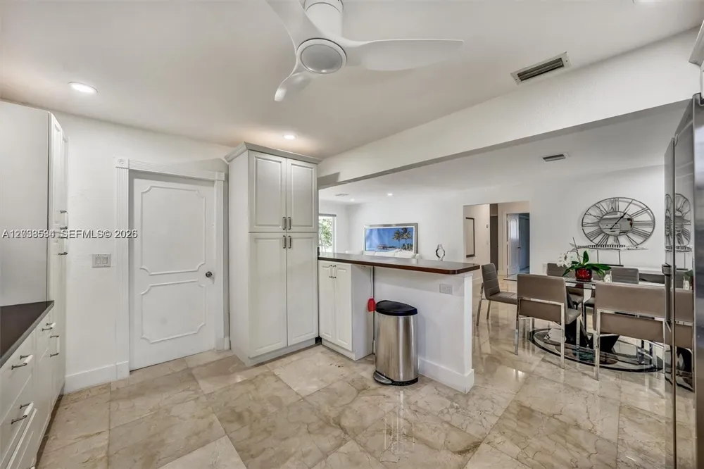 814 NE 4th St Hallandale Beach, FL 33009