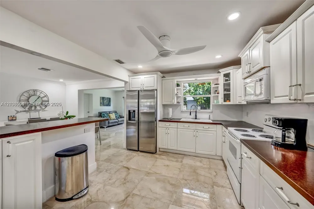 814 NE 4th St Hallandale Beach, FL 33009