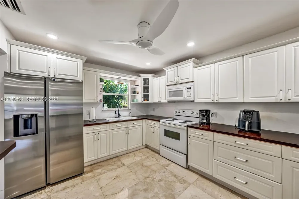 814 NE 4th St Hallandale Beach, FL 33009
