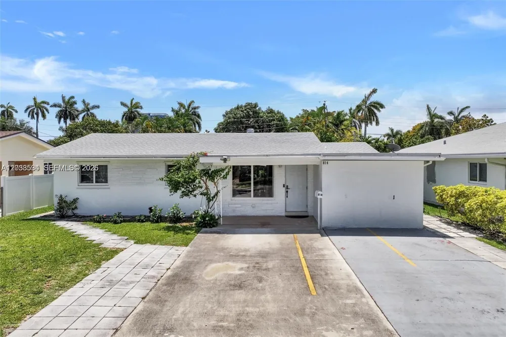 814 NE 4th St Hallandale Beach, FL 33009
