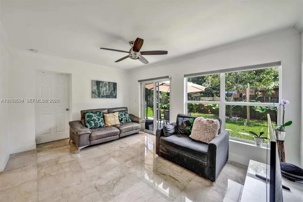 814 NE 4th St Hallandale Beach, FL 33009