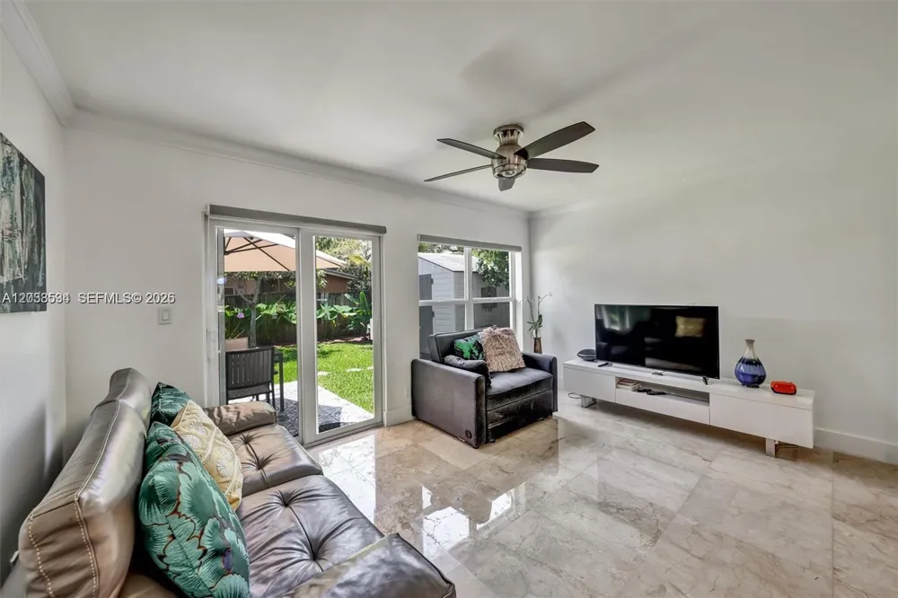 814 NE 4th St Hallandale Beach, FL 33009