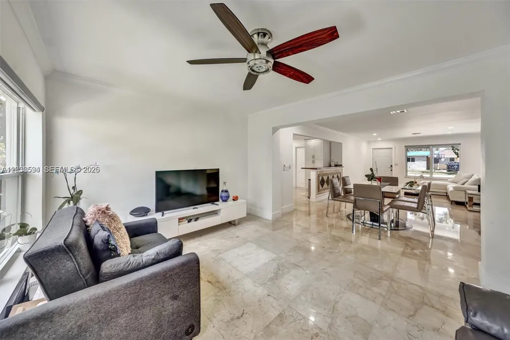 814 NE 4th St Hallandale Beach, FL 33009