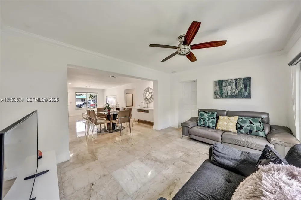 814 NE 4th St Hallandale Beach, FL 33009