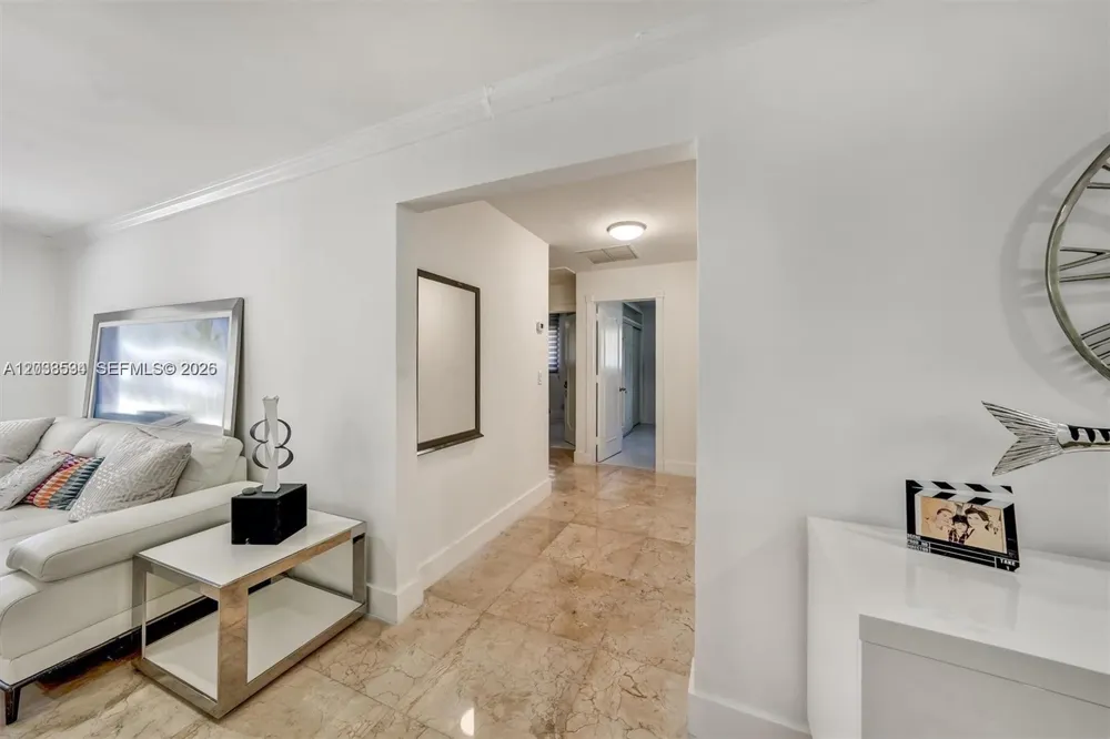 814 NE 4th St Hallandale Beach, FL 33009