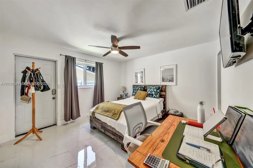 814 NE 4th St Hallandale Beach, FL 33009