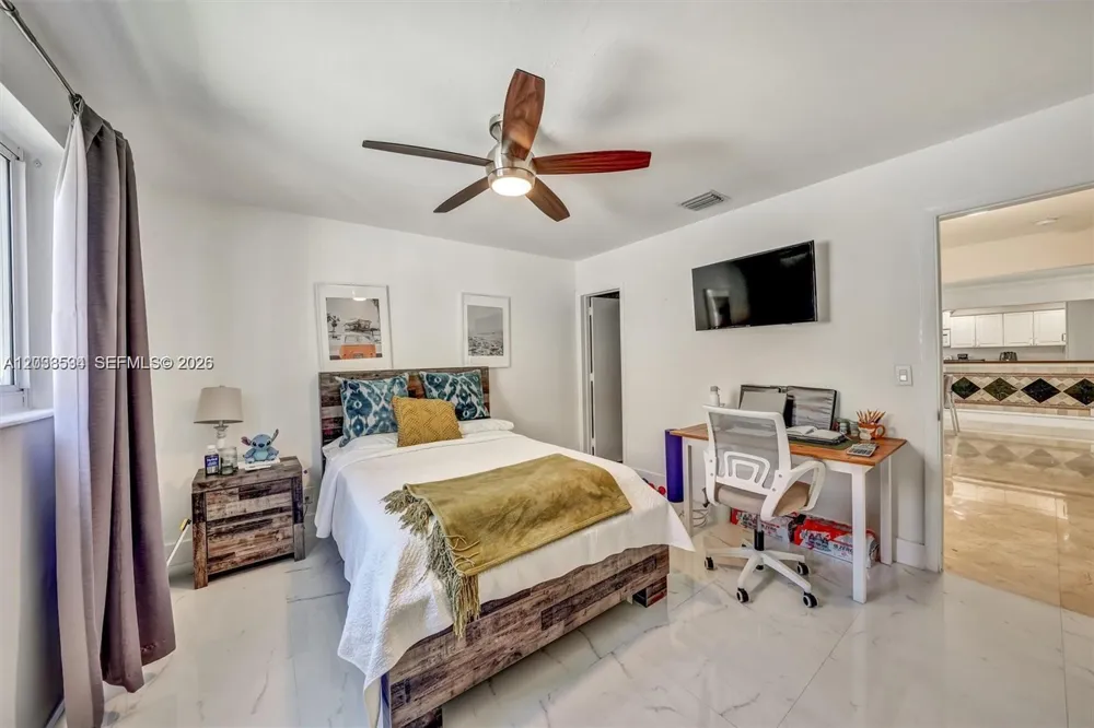 814 NE 4th St Hallandale Beach, FL 33009