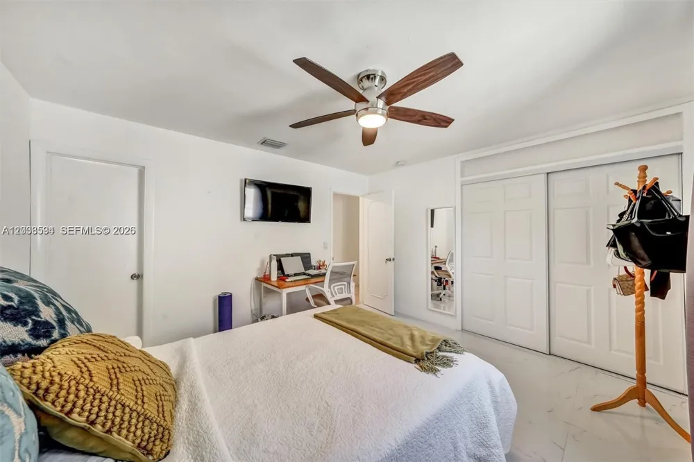 814 NE 4th St Hallandale Beach, FL 33009