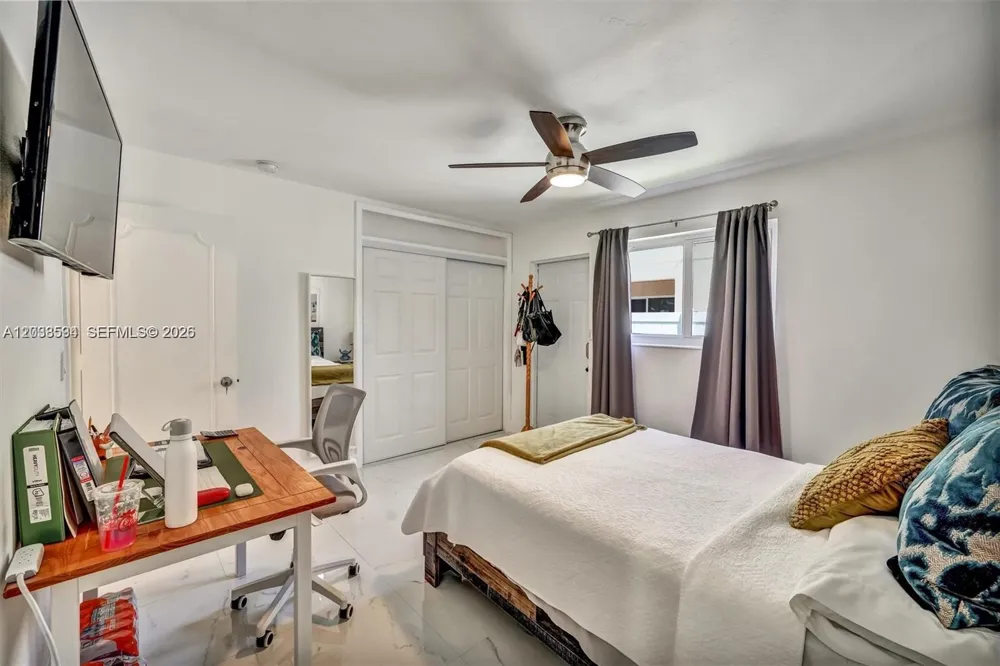 814 NE 4th St Hallandale Beach, FL 33009