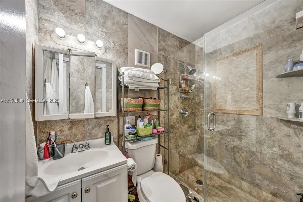 814 NE 4th St Hallandale Beach, FL 33009