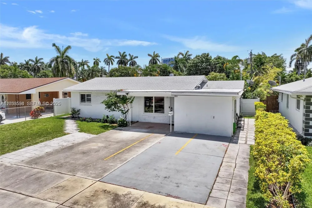814 NE 4th St Hallandale Beach, FL 33009