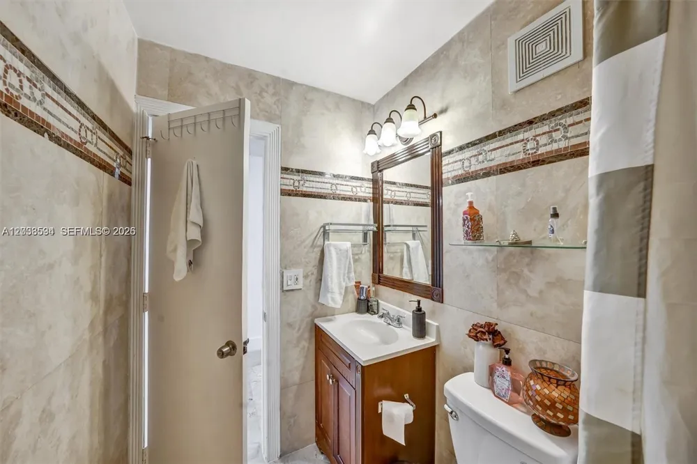 814 NE 4th St Hallandale Beach, FL 33009