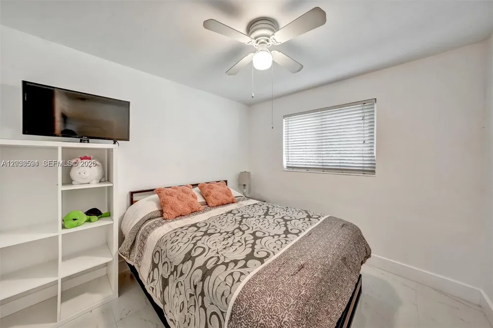 814 NE 4th St Hallandale Beach, FL 33009