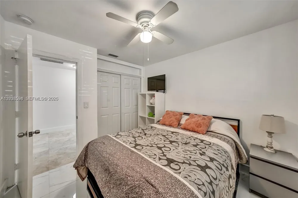814 NE 4th St Hallandale Beach, FL 33009